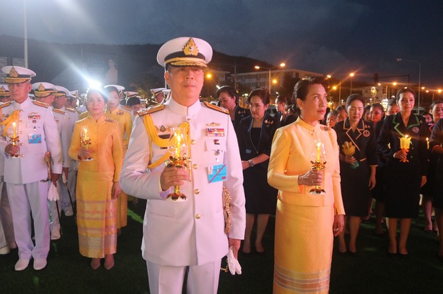 กองเรือยุทธการจัดกิจกรรม แสงเทียนแห่งใจจารึกไว้ตราบนิรันดร์ เรือของพ่อ เรือ ต.9ประชาชนร่วมจุดเทียนสว่างไสว น้อมรำลึกในหลวง ร.9