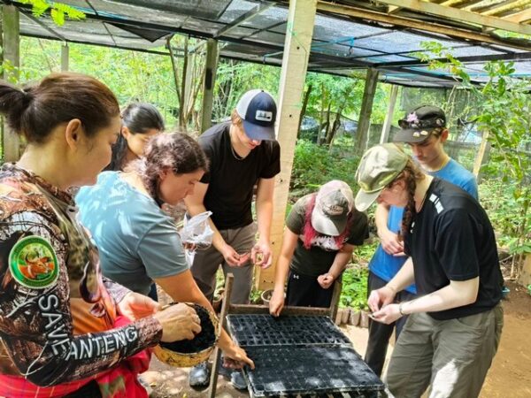 กาญจนบุรี คณะศึกษาดูงานนานาชาติร่วมกิจกรรมอนุรักษ์ฟื้นฟูป่าไม้และแหล่งน้ำ