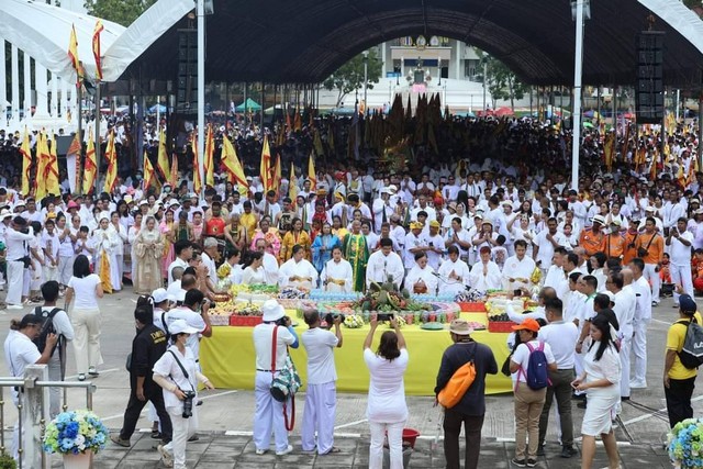 กระบี่-ชาวไทยเชื้อสายจีนนับหมื่นคน แห่ร่วมงาน “รวมพลคนกินเจ ประจำปี 2567” พร้อมม้าทรงจากศาลเจ้าในจังหวัดกระบี่ 86 ศาลเจ้า