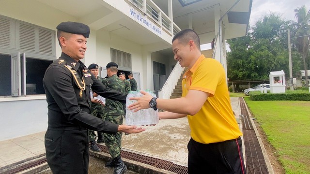 ลำปาง-“ช่อง 8 ปันน้ำใจ” สู้อุทกภัยน้ำท่วมส่งมอบถุงยังชีพให้กับ ศบภ.มทบ.32 เพื่อช่วยเหลือพี่น้องลำปาง