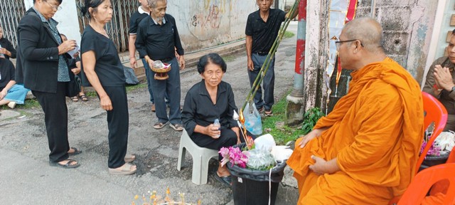 ลำปาง-ครอบครัว ของ อดีตรอง สวป.สภ.เมืองลำปาง นิมนต์พระสวดเรียกวิญญานกลับบ้าน