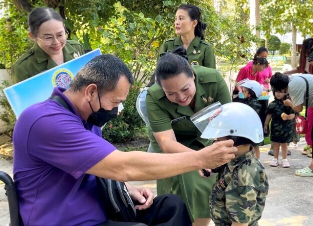 ลำปาง-มทบ.32 ร่วมกับ อบต.พิชัย มอบหมวกนิรภัย เสริมสร้างความปลอดภัยให้นักเรียนศูนย์เด็กเล็ก