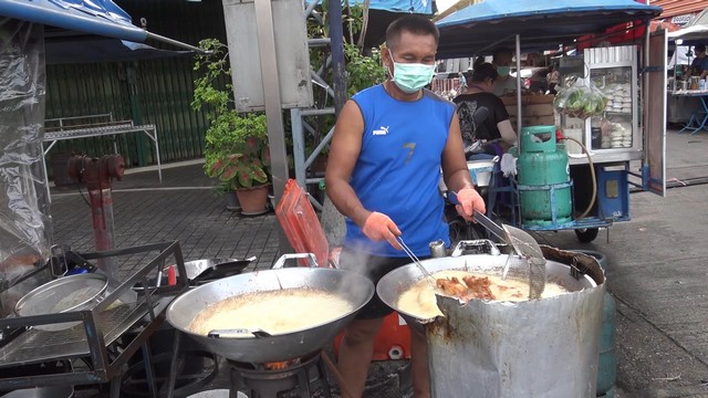 สงขลา-ข้าวเหนียวหมูห่อใบตอง เจ้าอร่อย หน้าไปรษณีย์สงขลา ที่มีหมูทอดสมุนไพร 4 รสชาติ