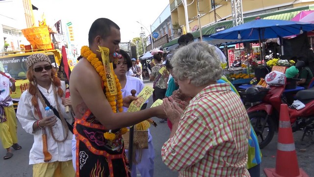 สงขลา-ขบวนแห่พระและองค์เทพศักดิ์สิทธิ์จากศาลเจ้าต่างๆ เนื่องในงานเทศกาลถือศีลกินเจของศาลพระแม่กวนอิมสวนหมากเมืองสงขลา