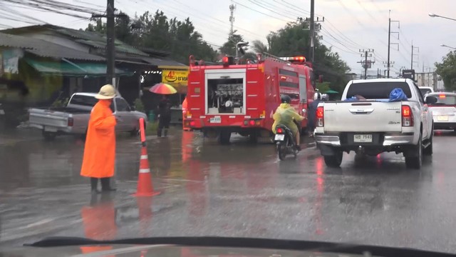 สงขลา-ฝนถล่มบ้านทุ่งลุงครึ่งชั่วโมงเศษ น้ำท่วมขังถนนสายกาญจนวานิชย์ การจราจรติดขัด