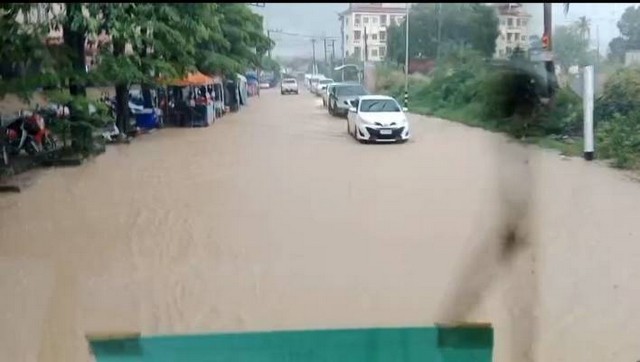 ชลบุรี-บ่อวินอ่วม หลังพายุฤดูร้อนพ่นพิษทำฝนตกหนักน้ำท่วมถนนหลายสายในพื้นที่