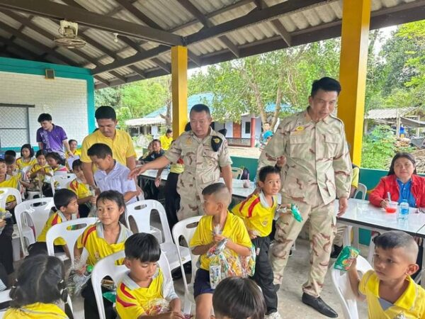 พังงา-เด็กเกาะสุดปลื้ม!!นายอำเภอตะกั่วป่านำสมาชิก อส.สร้างสัมพันธ์กับชุมชนด้วยดนตรีจิตอาสาเฉลิมพระเกียรติ สร้างความสุขแก่เด็กๆ พื้นที่เกาะคอเขา มอบของจำเป็นให้โรงเรียนและชาวบ้านในชุมชน