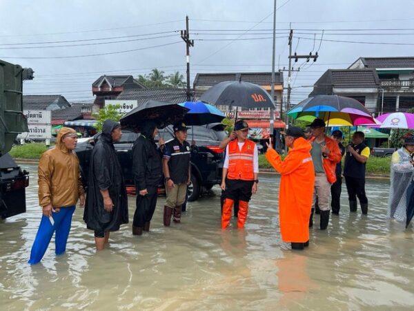 นราธิวาส-ผู้ว่าฯ นราธิวาส ติดตามสถานการณ์น้ำในพื้นที่อำเภอบาเจาะ ล่าสุดน้ำท่วมถนนสายหลักแล้ว