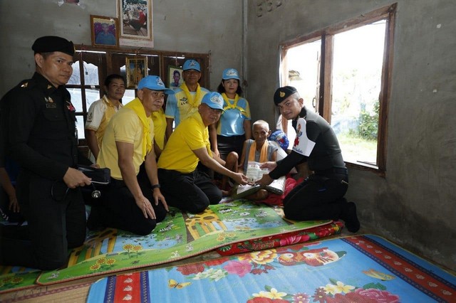 (ศรีสะเกษ) มทบ.25 มอบถุงยังชีพ และเครื่องอุปโภคบริโภค ให้แก่ผู้ป่วยติดเตียง ผู้สูงอายุยากไร้ เพื่อบรรเทาความเดือดร้อนให้กับประชาชน