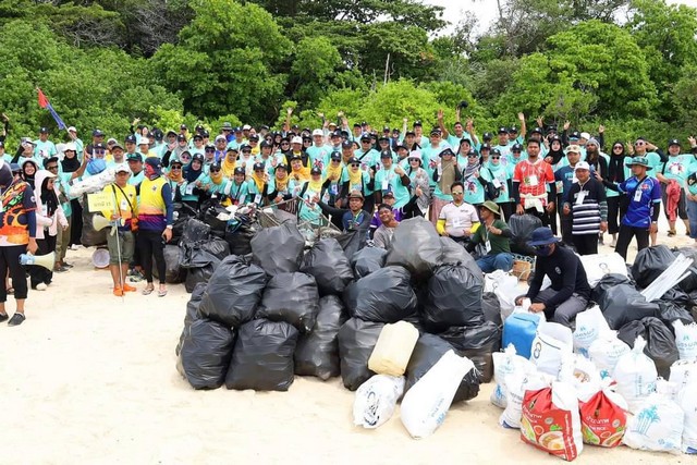 สตูล ปล่อยคาราวานจิตอาสา 500 คนลงเก็บขยะ บนเกาะไข่และจุดต่างๆตามเกาะแก่งในทะเล พบเศษขยะจำนวนมาก