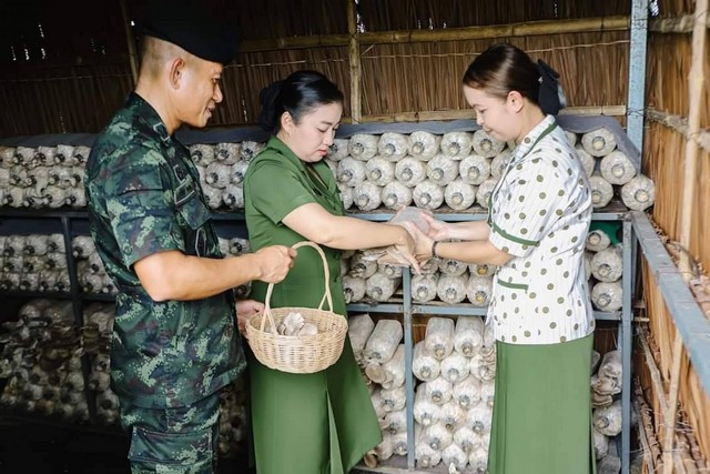 สตูล ผู้บังคับการกรมทหารราบที่ 5 และ ประธานสมาคมแม่บ้านทหารบก สาขา กรมทหารราบที่ 5 เดินทางตรวจเยี่ยมการดำเนินงานของศูนย์เกษตรทฤษฎีใหม่