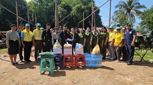 (สุรินทร์)ผู้บัญชาการมณฑลทหารบกที่ 25 นำรถเกี่ยวข้าวช่วยเหลือเกษตรกรชาวนา