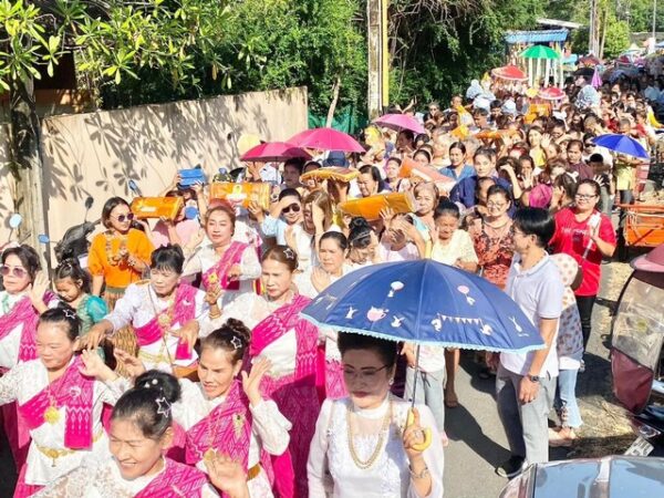 ตราด- สายบุญคึกคักล้นหลามทั่วสารทิศ พุทธศาสนิกชนชาวไทยและชาวกัมพูชากว่า 4,000 คน ร่วมกันเป็นเจ้าภาพทอดกฐินสามัคคี ณ.วัดคลองมะขาม ต.หาดเล็ก อ.คลองใหญ่ ประจําปี 2567 ยอดเงิน 1,441,265 บาท