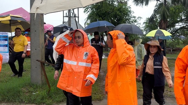 สงขลา-ผู้ว่าราชการจังหวัดสงขลา สั่งเร่งระบายน้ำในเขต อ.เมืองสงขลา ตรวจสอบสถานีสูบน้ำแก้ปัญหาน้ำทะเลหนุน