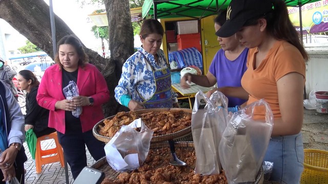 สงขลา-กล้วยทอดป้าปรีดา ร้านดังกลางเมืองสงขลา ที่ใช้กระทะใบบัว 2 ใบ ทอดหลากหลายเมนู