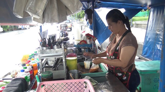 สงขลา-ตลาดชุมชนริมถนนเตาอิฐ เมืองสงขลา เจอฝนตกทุกวัน ลูกค้าหาย รายได้หด อุตุใต้ออกประกาศรอบใหม่ ฝนตกหนักคลื่นลมแรง 25-30 พฤศจิกายน 2567