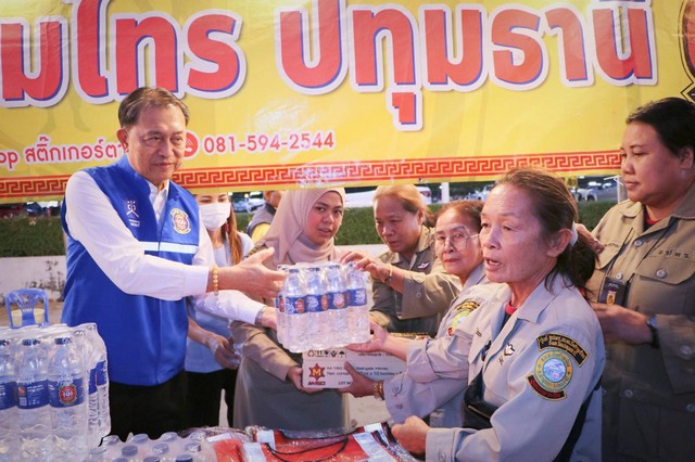 ปทุมธานี ประธานมูลนิธิร่มไทร ตรวจเยี่ยมให้กำลังใจอาสาสมัครจุดบริการประชาชนลำลูกกา คลอง 5