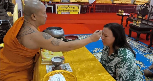 นครนายก – นักท่องเที่ยวเดินทางมาวัดหลวงพ่อปากแดงเข้าพิธีนอนโลงศพสะเดาะเคราะห์ต่อดวงชะตา