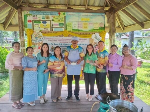 สุราษฎร์ธานี-นายอำเภอท่าฉาง สาธิต ทำแกงเลียงทุ่มเคยทุ่มเกลือ” ให้แก่นักเรียนจากศูนย์ส่งเสริมการเรียนรูู้สานต่อจากรุ่นสู่รุ่น