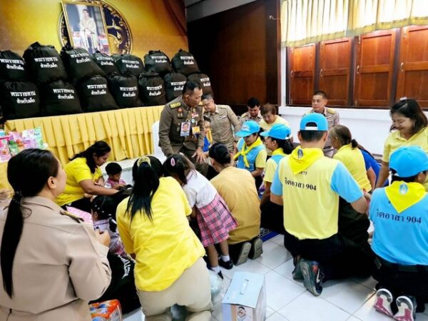 สุราษฎร์ธานี-พระบาทสมเด็จพระเจ้าอยู่หัวเชิญสิ่งของพระราชทานไปมอบแก่ราษฎรที่ประสบอุทกภัยและสิ่งของพระราชทานสำหรับเด็กในพื้นที่อำเภอกาญจนดิษฐ์