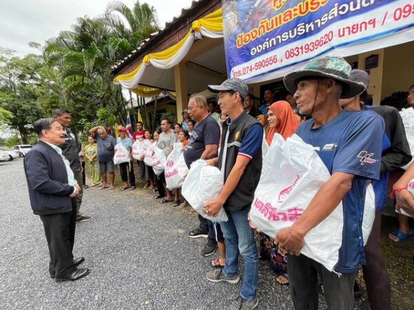 สงขลา-มูลนิธิแสง-ไซ้กี เหตระกูล (เดลินิวส์) มอบถุงยังชีพและน้ำดื่ม 300 ชุด ช่วยเหลือผู้ประสบอุทกภัยที่ จ.สงขลา