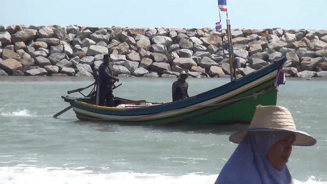 สงขลา-ชาวประมงพื้นบ้านบ้านบ่ออิฐ นำเรือออกทำการประมงวางอวนจับปลา หลังคลื่นลดความรุนแรงลง 1-2 เมตร ที่ผ่านมาต้องหยุดออกเรือมาหลายวัน
