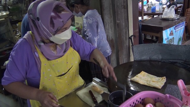 สงขลา-ฝนตกทุกวัน ช่วงฤดูมรสุมตะวันออกเฉียงเหนือของภาคใต้ โรตีใส่ไข่ร้านดังเมืองสงขลา ยังคงขายดิบขายดี