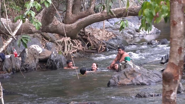 สงขลา-น้ำตกวังหินสูง คนเล่นน้ำบางตา หลังถูกฝนถล่ม จนถนนเสียหาย