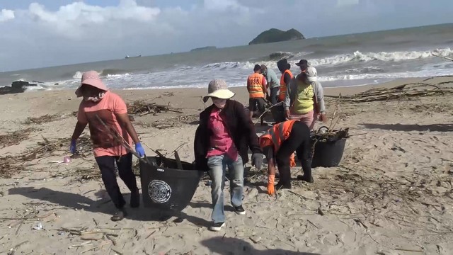 สงขลา-เทศบาลนครสงขลาระดมคนงาน เก็บกวาดขยะจากทะเล หลังคลื่นลมแรงพัดขยะจากทะเลขึ้นมาเต็มบริเวณชายหาดสมิหลา