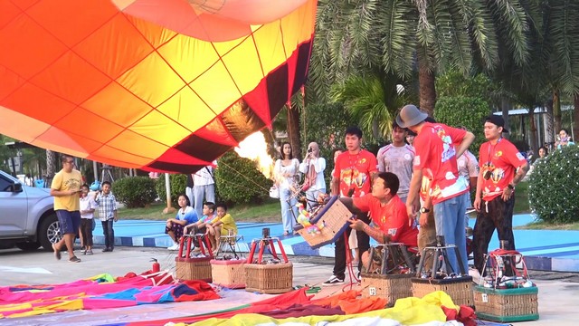 สงขลา-ชาวสงขลาและนักท่องเที่ยวตื่นตาตื่นใจกับBalloon แฟนซีปีใหม่ ที่ องค์การบริหารส่วนจังหวัดสงขลา นำมาสร้างสีสันในงานส่งท้ายปีเก่าต้อนรับปีใหม่ 2568 Songkhla Countdown 2025