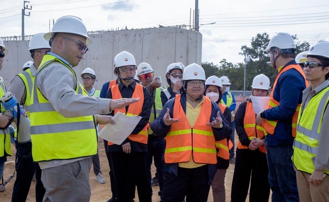 ฉะเชิงเทรา-บริษัท ปตท.จำกัด (มหาชน) ให้การต้อนรับคณะจากสำนักงานนโยบายและแผนทรัพยากรธรรมชาติและสิ่งแวดล้อมเข้าตรวจสอบพื้นที่ก่อสร้างโครงการระบบท่อส่งก๊าซธรรมชาติบนบกจากบางปะกงไปโรงไฟฟ้าพระนครใต้