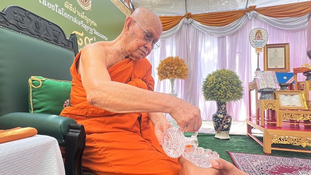 กาฬสินธุ์ศรัทธาแน่นวัดเจริญอายุวัฒนมงคลเกจิดังเมืองน้ำดำ