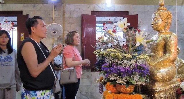 นครนายก – โค้งสุดท้ายนักท่องเที่ยวแห่เดินทางเข้ามากราบไหว้องค์หลวงพ่อปากแดงจังหวัดนครนายก เพื่อขอพร โชคลาภ ธุรกิจ หน้าที่การงานในช่วงเทศกาลปีใหม่ พร้อมส่องเลขเด็ดในอ่างน้ำมนต์