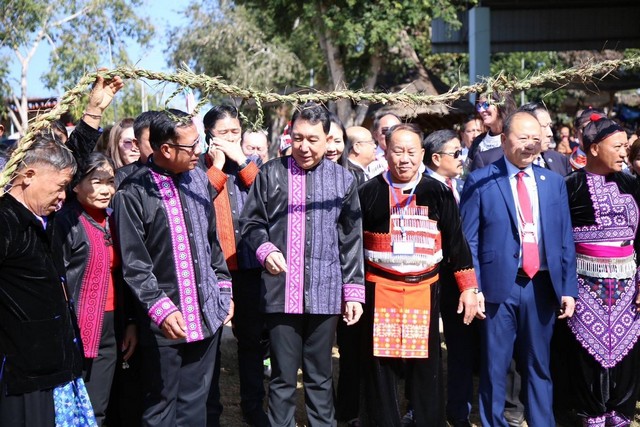 เพชรบูรณ์ ผู้ว่าฯเปิดงานปีใหม่ม้งเข็กน้อย ชวนนักท่องเที่ยวสัมผัสวัฒธรรมประเพณีวิถีชุมชนม้งที่ใหญ่ที่สุดในประเทศไทย