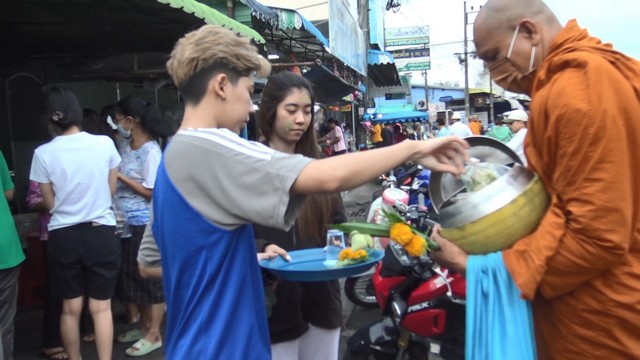 สงขลา-ชาวสงขลานำญาติพี่น้องที่เดินทางกลับมาเยี่ยมบ้านช่วงเทศกาลปีใหม่ 2568 ร่วมทำบุญตักบาตรพระสงฆ์ส่งท้ายปี 2567