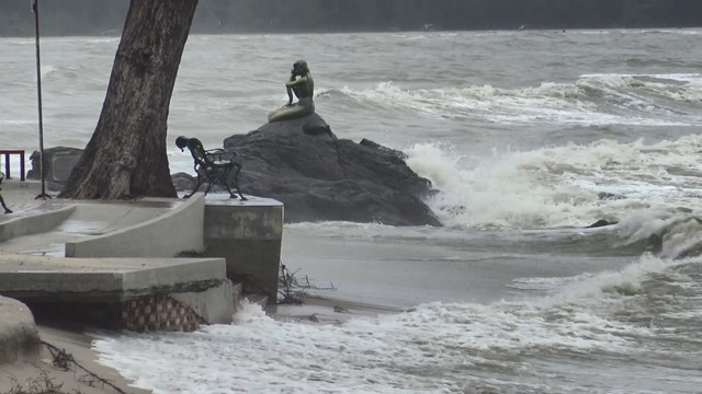 สงขลา-ชายหาดสมิหลาสงขลาเงียบเหงา เนื่องจากสภาพอากาศไม่อำนวยให้ออกมาท่องเที่ยว