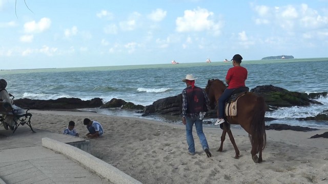 สงขลา-เทศบาลนครสงขลาปักธงเหลืองแทนธงแดงริมชายหาดสมิหลาและชายหาดชลาทัศน์หลังคลื่นลมในทะเลลดความรุนแรงลงจาก 2-3 เมตรเป็น 1-2 เมตร