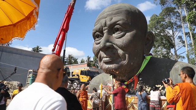 สงขลา-พุทธศาสนิกชนชาวสงขลาหลั่งไหลร่วมพิธีบรรจุหัวใจและยกเศียรหลวงพ่อทวดเต็มองค์