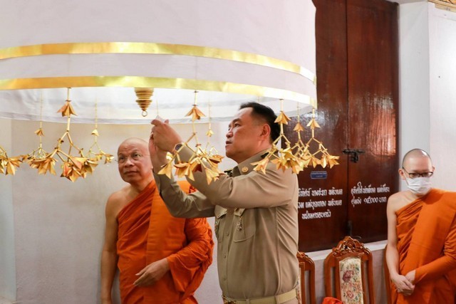 สุโขทัย-มท.1ร่วมพิธียกเศวตฉัตรขึ้นกางกั้นถวายพระพุทธปฏิมาประธานอุโบสถ ณ วัดโบสถ์ สุโขทัย