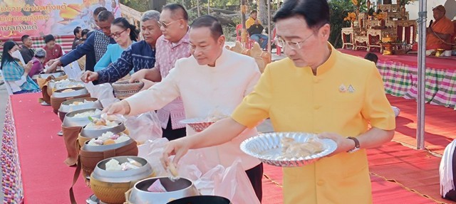 ยโสธร ผู้ว่าฯปั้นข้าวจี่รูปหัวใจร่วมสืบสานประเพณีบุญข้าวจี่และบุญกุ้มข้าวใหญ่