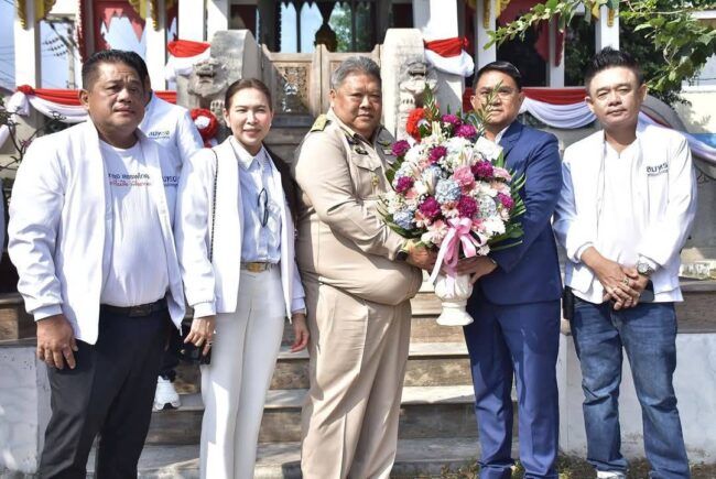 อยุธยา – ผวจ.พระนครศรีอยุธยา เดินทางมาร่วมมอบดอกไม้แสดงความยินดีกับ ว่าที่ร้อยตรี ดร.สมทรง สรรพโกศลกุล หลังจากที่ กกต.จังหวัดพระนครศรีอยุธยา ได้รับรองผลการเลือกตั้ง