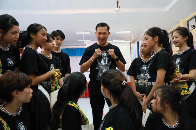 นราธิวาส-ผู้ว่าฯ นราธิวาส เยี่ยมให้กำลังใจทีมเยาวชนโรงเรียนสุไหงโก-ลก ตัวแทนจังหวัดนราธิวาส เข้าร่วมแข่งขัน TO BE NUMBER ONE TEEN DANCERCISE THAILAND CHAMPIONSHIP 2025 รอบชิงชนะเลิศระดับประเทศ