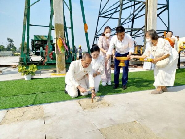 ปทุมธานี”พ่อเมืองปทุมธานี” เป็นประธาน พิธีตอกเสาเข็มสร้างอุโบสถ หลังใหม่ วัดโบสถ์ สามโคก ปทุมธานี