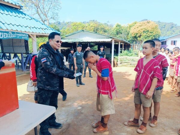 ว่าที่ ร.ต.ธนิต​ศักดิ์​ ดารา​มั่น อดีต​ผู้สมัคร​ ส.ส.แบบ​บัญชี​รายชื่อ​พรรค​ประชาธิปัต​ย์​ ลงพื้นที่เยี่ยมศูนย์การเรียนรู้โรงเรียนตำรวจตระเวนชายแดนบ้านโตแฮ