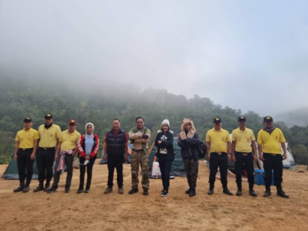 ​ ว่า​ที่ ร.ต.ธนิ​ต​ศักดิ์ ดารา​มั่น​ อดีต​ผู้สมัคร​ ส.ส​.แบบ​บัญชี​รายชื่อ​พรรค​ประชาธิปัต​ย์มอบอุปกรณ์สื่อการเรียนการสอนให้กับศูนย์การเรียนรู้โรงเรียนตำรวจตระเวนชายแดนโกแประ