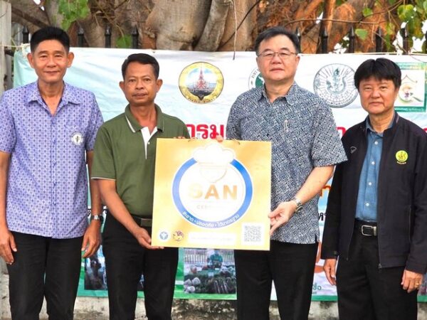 ฉะเชิงเทรา-”พ่อเมืองแปดริ้ว“ ขจรเกียรติ รักพานิชมณี ผวจ.ฉะเชิงเทรา มอบตราสัญลักษณ์ “ตลาดนัดน่าซื้อ” ตลาดเกษตรกร