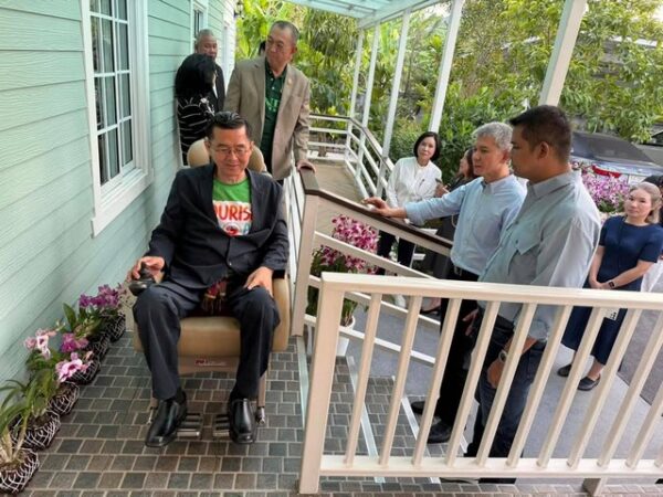 FD Club เปิดบ้านต้อนรับ รมว. ทส. พร้อม กก.บห. และ สส. ประชาธิปัตย์ ร่วมสนทนา ขับเคลื่อนอารยสถาปัตย์ในเขตอุทยานแห่งชาติทั่วไทย และปลูกต้นไม้ฟอกอากาศ สู้ฝุ่นพิษ PM 2.5