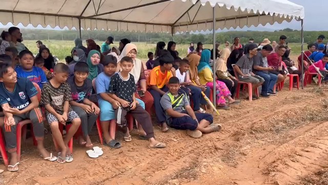 สงขลา-ประชาชนแห่ชมเครื่องบินขับไล่ “กรีพเพน” ขึ้น ลง ถนนสายเก่าหาดใหญ่ – รัตภูมิที่ อ.หาดใหญ่