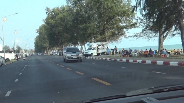 สงขลา-ร้านขายน้ำชากาแฟสด อาหารเช้า ริมชายหาด ชลาทัศน์ ช่วงวันหยุดสุดสัปดาห์คึกคัก บรรยากาศริมชายทะเลชายหาดชลาทัศน์ สภาพอากาศดี