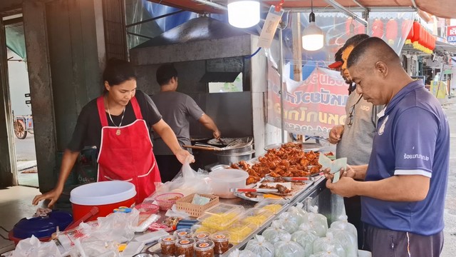 สงขลา-ร้านข้าวเหนียวไก่ทอดน้องส้มโอ ลูกสาวลุงปาน ชื่นสกุล รสเด็ดราคาถูกขวัญใจชาวเมืองสงขลา